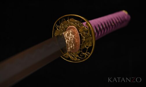 Griff des Midoriryū Katana mit violetter Seidenwicklung, echter Rochenhaut und reliefverzierter Messing-Tsuba