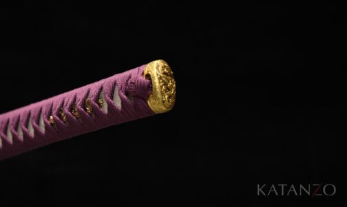 Griff des Midoriryū Katana mit violetter Seidenwicklung und echter Rochenhaut