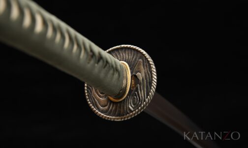 Griff des Midorigasane Katana mit olivgrünem Polyester-Strickvelours, echter Rochenhaut und reliefverzierter Messing-Tsuba