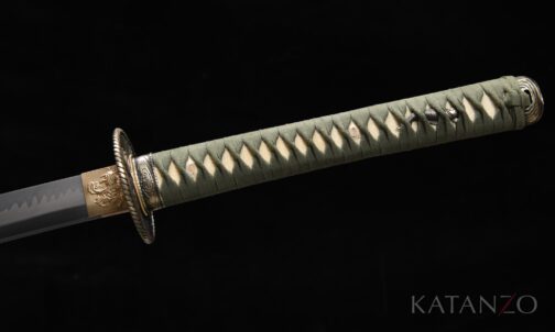 Griff des Midorigasane Katana mit olivgrünem Polyester-Strickvelours, echter Rochenhaut und reliefverzierter Messing-Tsuba