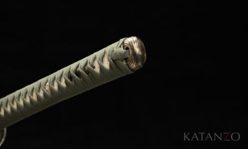 Griff des Midorigasane Katana mit olivgrünem Polyester-Strickvelours, echter Rochenhaut und Messing