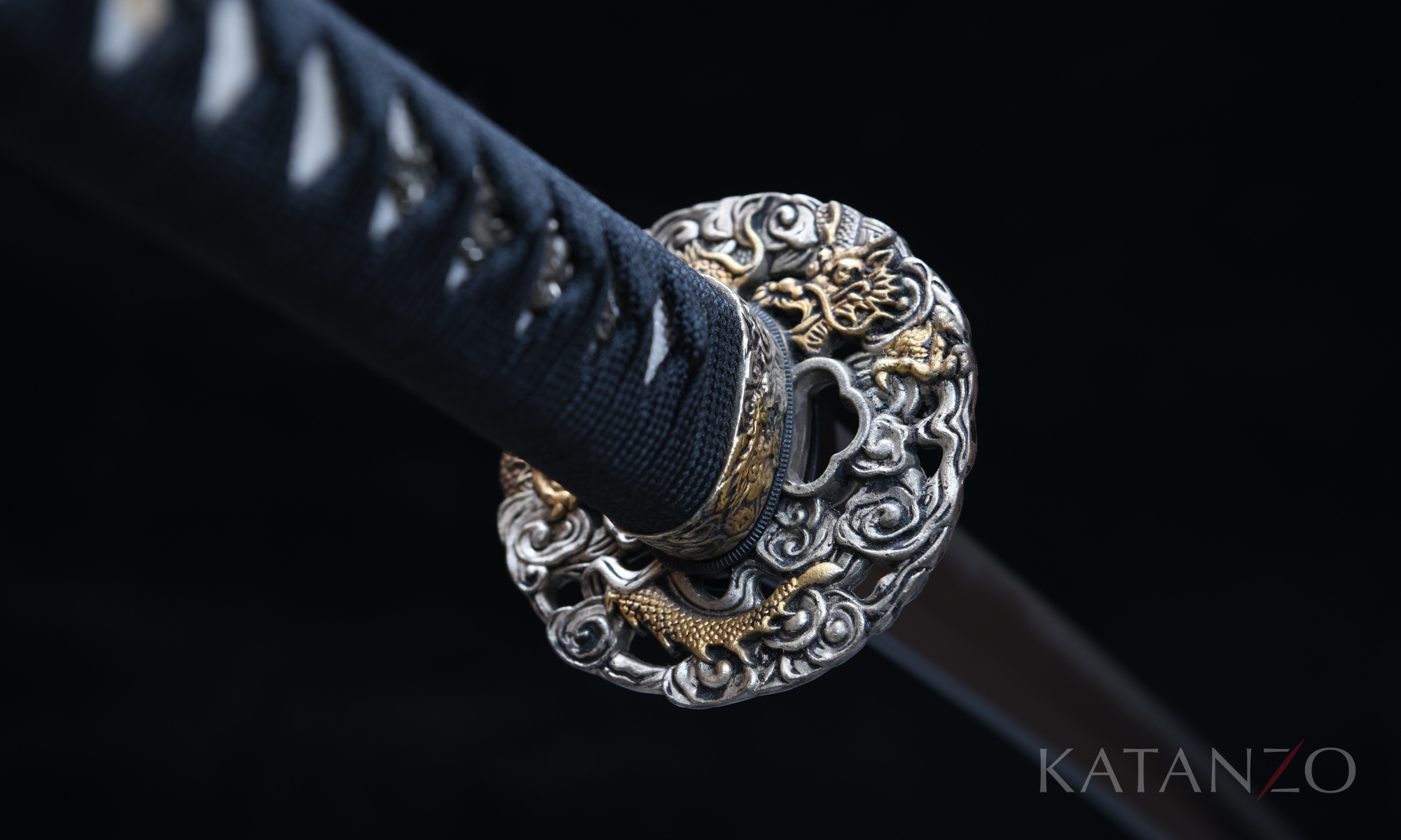 Griff des Kohakuryū Katana mit schwarzer Seidenwicklung, echter Rochenhaut und Messing-Tsuba mit Drachenmotiv