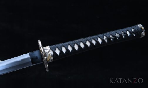 Griff des Kohakuryū Katana mit schwarzer Seidenwicklung, echter Rochenhaut und Messing Anbauteilen