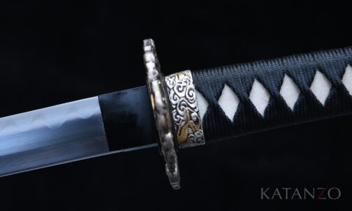 Griff des Kohakuryū Katana mit schwarzer Seidenwicklung, echter Rochenhaut und Messing Anbauteilen