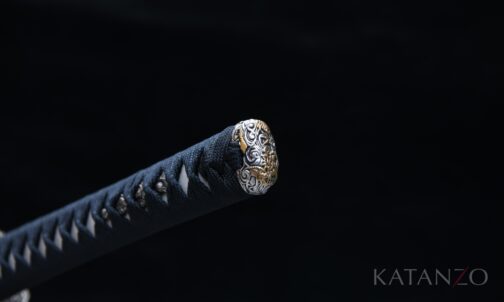 Griff des Kohakuryū Katana mit schwarzer Seidenwicklung, echter Rochenhaut und Messing Anbauteilen