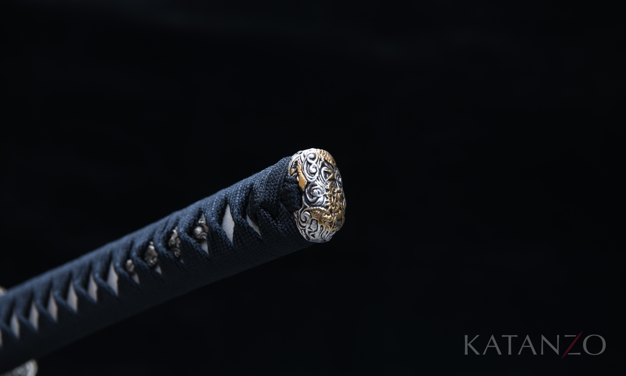 Griff des Kohakuryū Katana mit schwarzer Seidenwicklung, echter Rochenhaut und Messing Anbauteilen